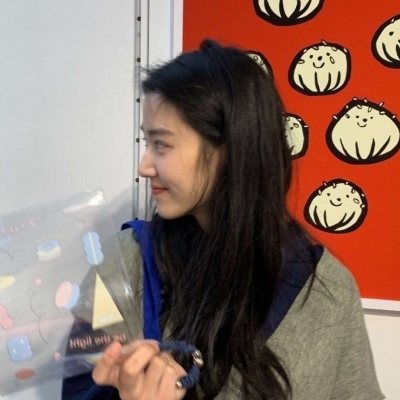 梁田小姐姐夏日美照来袭，穿一身白裙黑发带点缀，浪漫又唯美